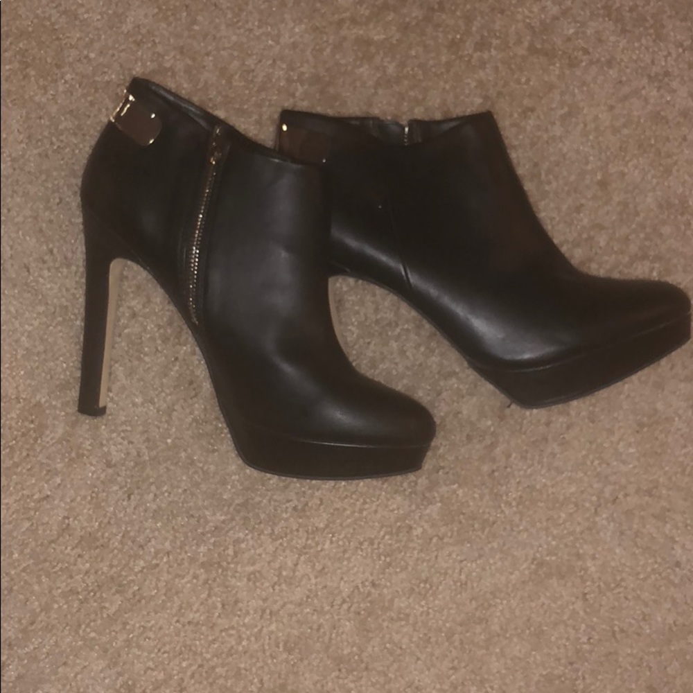 Black heel bootie